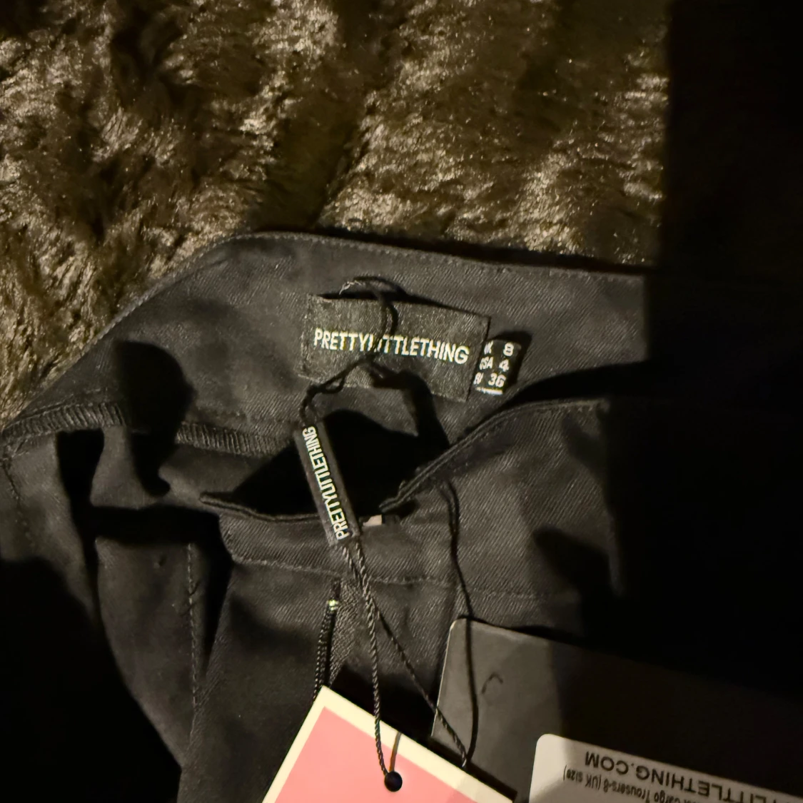 Svarta cargobyxor från PrettyLittleThing - 2
