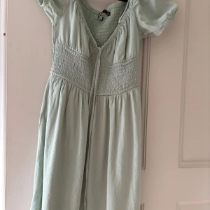 Ljusgrön klänning från BikBok - Säljer denna jättefina gröna klänningen ifrån BikBok! Knappt använd, perfekt för sommaren! Pris kan diskuteras och kom med frågor💕