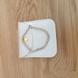 Tiffany & Co armband - Heart Tag Bead Bracelet in Silver with a Diamond, 4 mm  Armband från Tiffany & Co, utan hjärta med diamant på.                                               https://www.tiffany.com/jewelry/bracelets/return-to-tiffany-heart-tag-bead-bracelet-GRP12060/