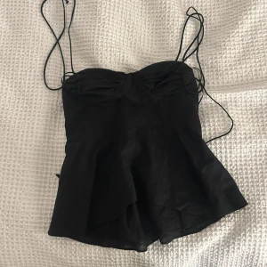 Zara topp - ⚠️⚠️🚨går inte ner i pris så lägg inte prisförslag⚠️säljer denna jätte snygga korsett liknande topp från Zara. den är HELT NY endast testad (ej prislapp då de var present) Säljer den då den tyvär va för liten för mig 🥹man knyter där bak och så finns det en dragkedja på sidan (syns inte)