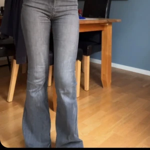 Jeans - Gråsvarta jeans ifrån bershka, inte mkt använda men fina bootcut midwaist jeans! Köpa för 400