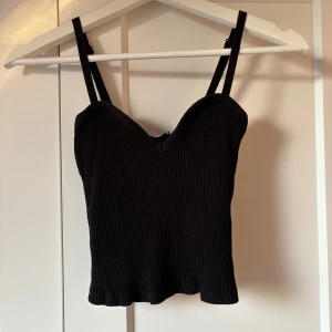 Svart ribbad linnetopp från Zara - Ribbat linne från Zara med reglerbara axelband. Hjärtformad ringning