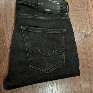 Svarta jeans från Replay - Snygga svarta jeans från Replay. De har en stilren look Perfekta för en stilren vardagslook.                    Storlek: 30/32. Skriv vid frågor!!