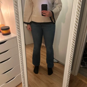 Blåa bootcut jeans  - Säljer mina bootcut jeans från Lager157, strl M