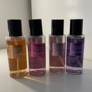 Parfymset från Victoria's Secret - Säljer ett set med fyra dofter från Victoria's Secret: Bare Vanilla, Pure Seduction, Velvet Petals och Love Spell. Det finns olika mängd body mist kvar i varje. Varje flaska är 125 ml
