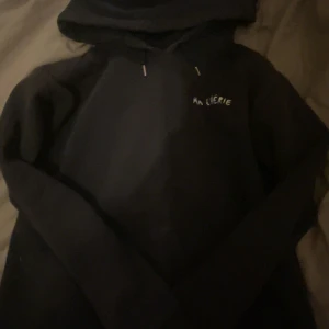 Svart hoodie med text - Säljer en mörkblå ma chérie hoodie. Har använt i lite i sommar. Priset går att diskutera!