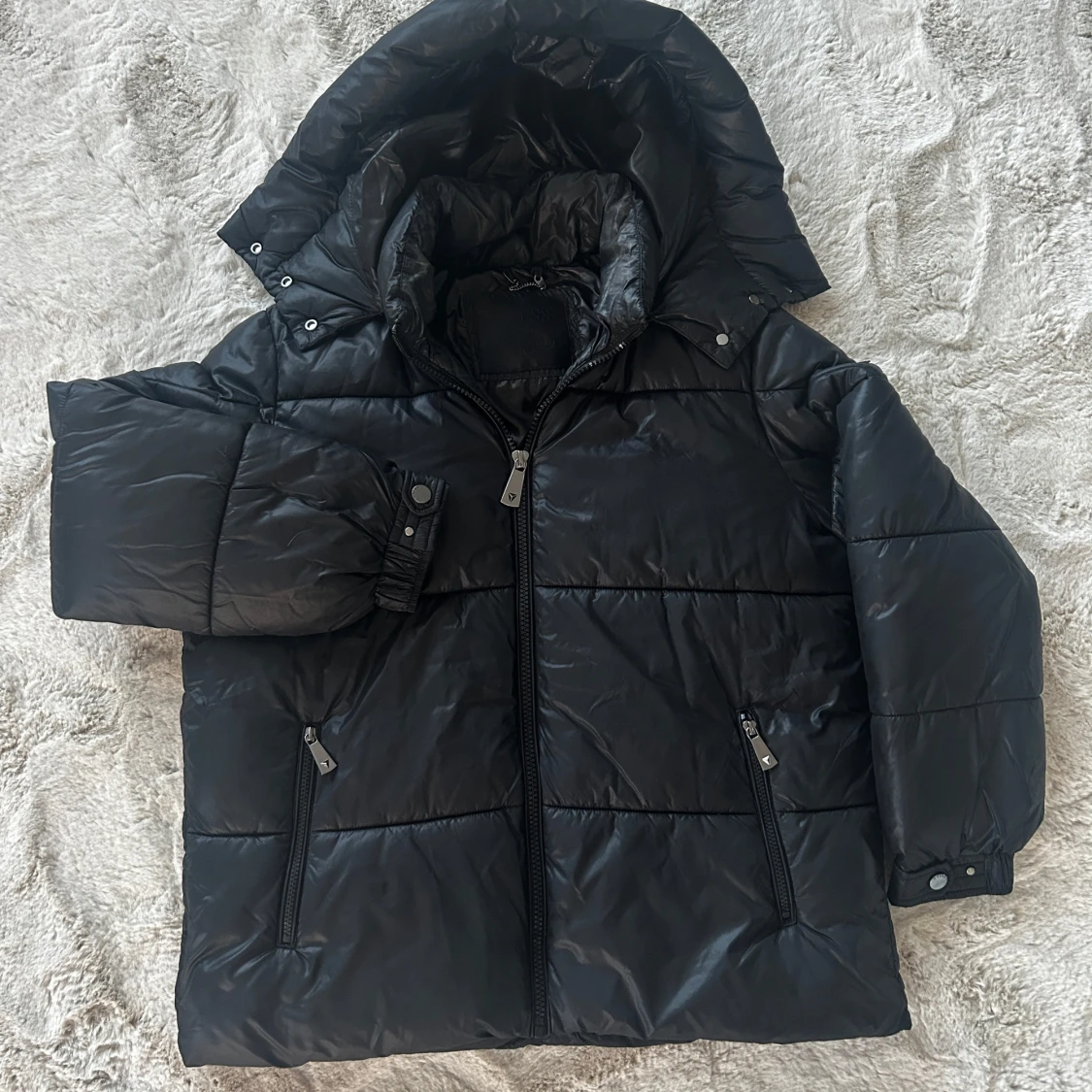 Svart dunjacka från Guess