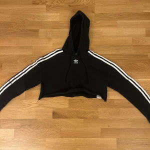 Svart och grå hoodie från Adidas - Två croppade hoodies från Adidas. Väldigt snygga till träningskläder. 