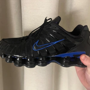 Nike Shox sneakers i svart och blått - Nike skor som är knappt använda köpte dom nyss för 2300 och ångra mig jätte fina som nyskick