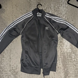 Grå adidas - Säljer en grå adidas tröja då den inte passar mig längre 