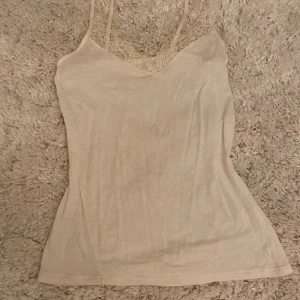 Kashmir Linne Intimissimi - Jättefint och skönt, beige/vitt spetslinne från intimissimi💕 Knappt använd och i jättefint skick💗 Nypris: 349 kr🩷 Priset går att diskutera!💕