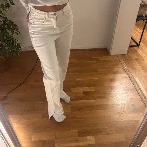 Jeans - Vita/cremevita jeans från bikbok, (märket venderbys). Säljer då de är lite stora. De är i storlek 36 och jag har vanligtvis 34.