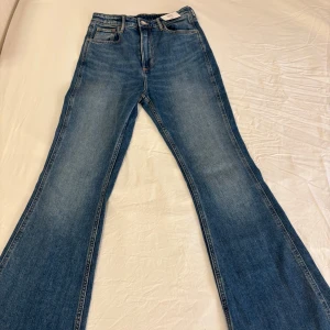 Blåa utsvängda hm jeans - Ett par blåa utsvängda hm jeans, med jättesöta hjärtfickor. Som aldrig är använda med lappen kvar. De finns inte  kvar på H&M vad jag vet. 💘✨