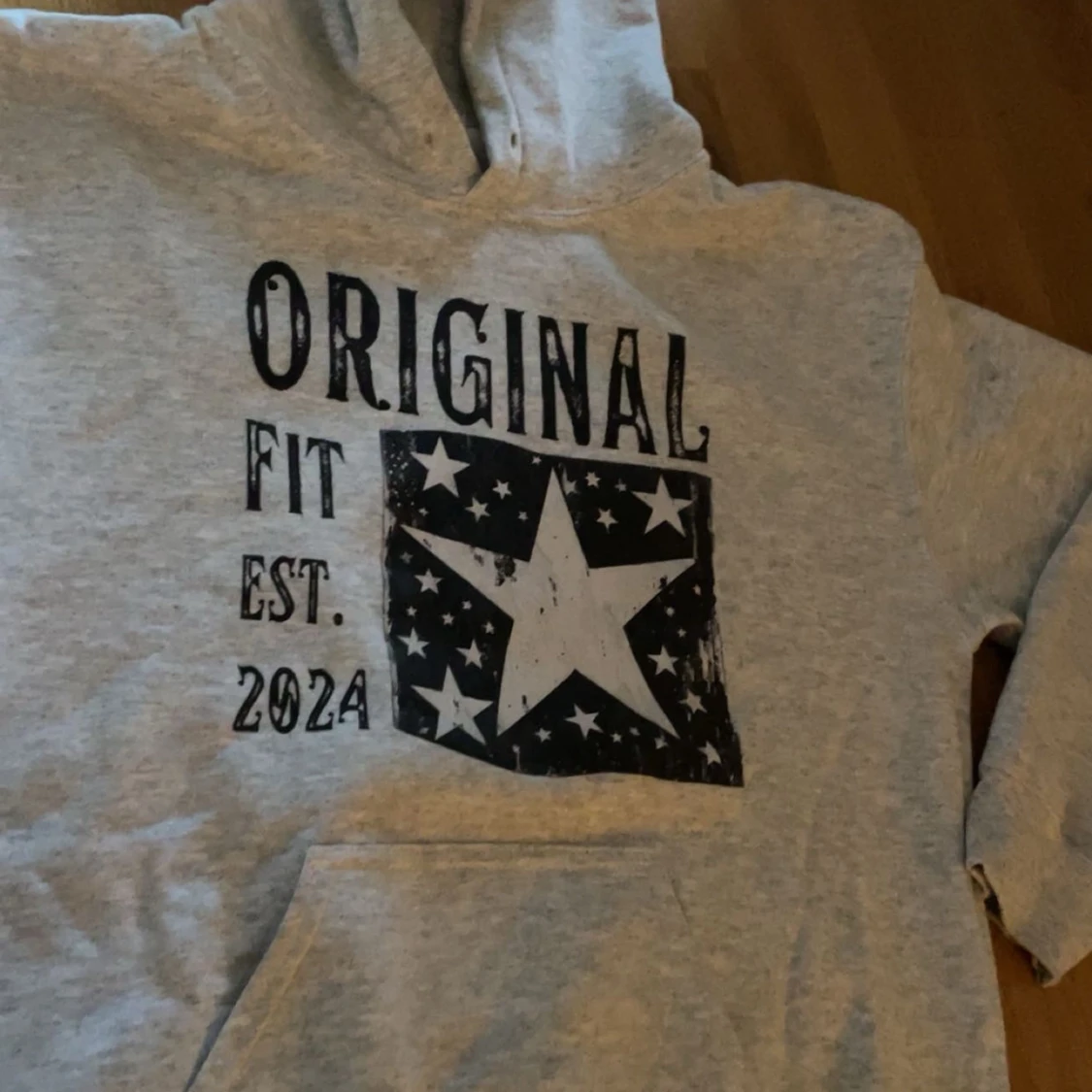 Grå hoodie med stjärntryck - 2
