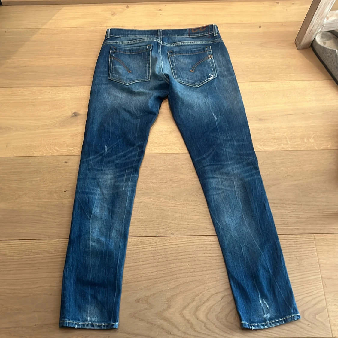 Blå jeans med slitningar från dondup  - 3