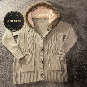 Fodrad kofta  - En galet fet fodrad kofta i nyskick, till och med extra knapp fås med | perfekt nu till vintern/våren  när det är kallt men man inte riktigt vill ha på sig en tjockjacka | den sitter som en S, mått kan fås i DM | kom gärna med frågor och funderingar! |