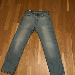 Levis 501 jeans i ljusblå denim - Klassiska Levis 501 jeans i ljusblå denim. De har en rak passform och är i bra skick. 