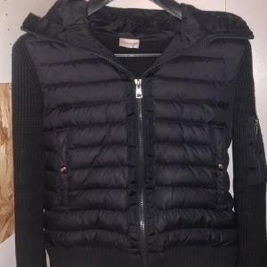 Moncler cardigan! - Hej! Säljer nu min moncler cardigan för att den är för liten, den är använd i några månader men ser fortfarande ut som ny och påse kommer med såklart.