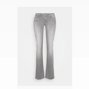 Grå bootcut ltb jeans - Snygga grå bootcut jeans knappt använda. De har en lätt tvättad look och är perfekta för en avslappnad stil. Och slut sålda ganska ofta. Skriv för fler bilder eller vid frågor.  W: 29 & L: 30