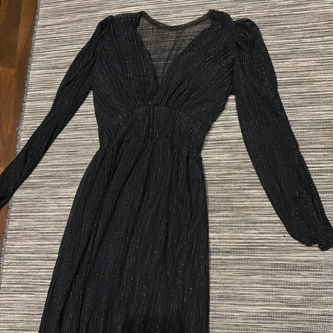 Svart glittrig långklänning - 1