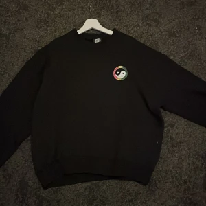 Svart sweatshirt Sweet SKTBS - Tröjan passade aldrig men hitta inte kvittot säljer den för en bra pris. 