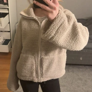 Beige teddyjacka - Intressekoll på min populära teddyjacka från lager 157 som är helt slutsåld!! Den är sprillans ny med prislappen kvar🥰