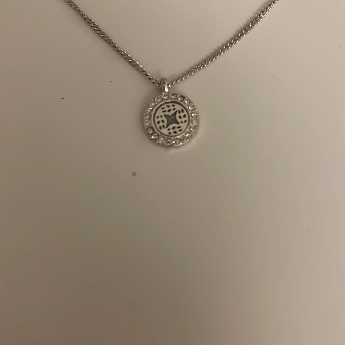 Silverfärgat halsband med tre hängen - 1