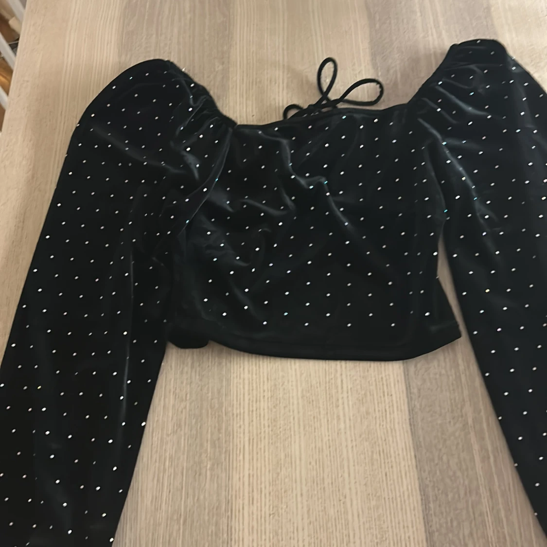 Svart sammetstopp med glittriga detaljer från Bershka - 1