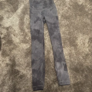 Lululemon thights - Ett par jättefina lululemon thights i size 0 . I jättebra skick ❤️❤️