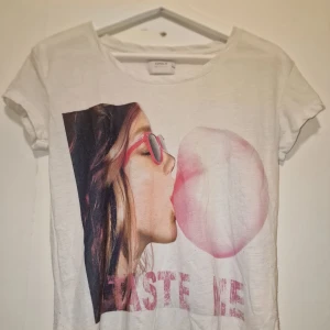 Vit t-shirt med tryck från ONLY - Vit t-shirt från ONLY. Perfekt för en avslappnad stil. Garderobsrensning så kika gärna på övriga auktioner.