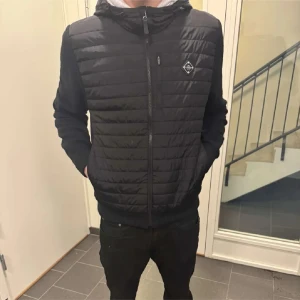 J Lindesberg cardigan  - Snygg svart J Lindeberg jacka med luva i bra skick 