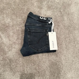 Dondup George svarta - Dondup George byxor W30, ny pris cirka 3000kr mitt pris 999kr skick 10/10 helt nya 