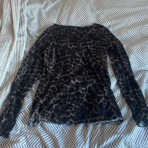 Intimissimi limeited tröja  - Snygg och trendig leopardmönstrad topp från Intimissimi. Den har långa ärmar och är perfekt för att ge en djärv touch till din outfit. Tillverkad i ett lätt och bekvämt material. Tröjan är aldrig andvänd 