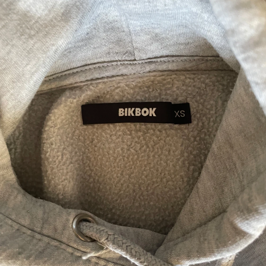 Grå hoodie från BikBok - 2