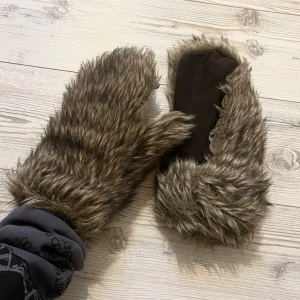 Bruna pälsvantar  - Säljer ett par unika och mysiga vantar med brun pälsimitation 🤎🐻Såå fina!!