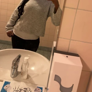 Grå stickad tröja - Säljer en mysig grå stickad tröja med långa ärmar. Perfekt för kyligare dagar och enkel att matcha med olika outfits.