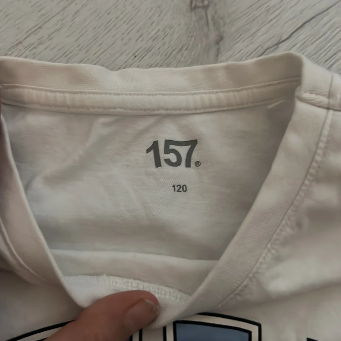 Vit t-shirt med tryck från 157 - 2