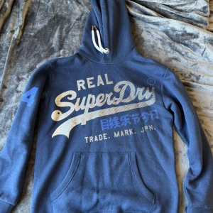 Superdry hoodie  - Helt ny hoodie från superdry, passar M/L skriv vid några funderingar 