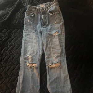 Blåa jeans Bershka - Blåa jeans storlek 34 från Bershka. Utsvängda/bootcut.  Fint skick