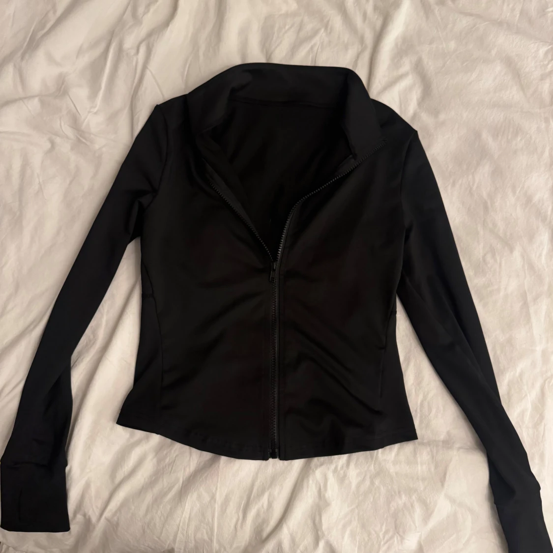 Svart jacka med dragkedja