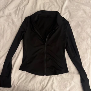 Svart jacka med dragkedja - Svart Träningströja med dragkedja, super skön och endast använd 1 gång, storlek S