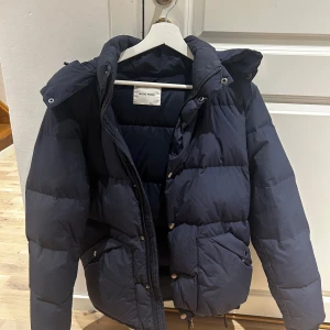 Mörkblå dunjacka från Wood Wood - Säljer en så snygg mörkblå dunjacka från Wood Wood som knappt är använd. Storlek xs men passar M! Nypris 5500 mitt pris 2750