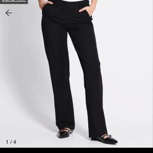 Svarta, bruna och vita kostymbyxor - Säljer tre par stilrena kostymbyxor i svart, brunt och ljus beige. Byxorna har en klassisk straight passform. Org pris 250kr/st- 270kr för alla!