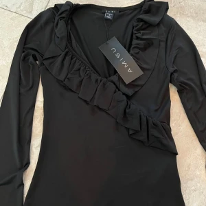 Volang tröja från new yorker  - Jättefin svart volang tröja från new yorker, tajt och sitter bra, inte för öppen vid brösten och bra skick. har seröst använt den typ 1 gång