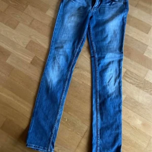 Skinny jeans Lee - Snygga blå jeansbyxor från Lee med en klassisk straight passform. De har en lätt tvättad look och traditionella fem fickor. Låg midja. Längd 33.
