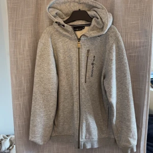 Zip tröja - Superfin zip tröja från sail racing. Knappt använd