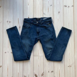 Replay anbass - Säljer nu ett par feta Replay anbass jeans i riktigt bra skick. Storlek: 31W 34L. Nypris: 1599. Mitt pris: 400. Skriv vid minsta lilla fråga! 🤩