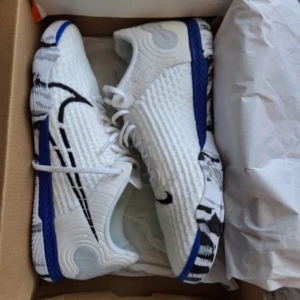 Nike react gato  - Snygga vita futsal skor från Nike, Nikes bästa futsal skor react gato, köpta från unisport för 1600 och använde en gång, tyckte dom va lite för liten för mig. Använd få gånger . Priset kan diskuteras 