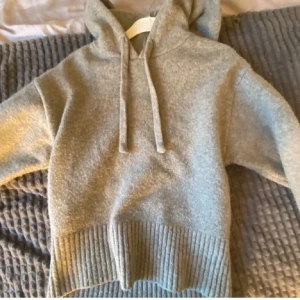 Grå stickad hoodie från zara - Mysig grå stickad hoodie med ribbad nederkant och justerbar huva. Varm och skön! inte stickig alls!