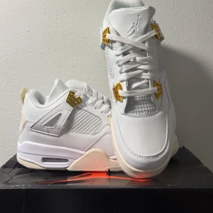 Vita Nike Air Jordans med gulddetaljer - Snygga vita Nike Air Jordans med gulddetaljer. Skorna e helt nya, PRISTE GÅR ÄVEN O DISKUTERA VID SNABB AFFÄR‼️